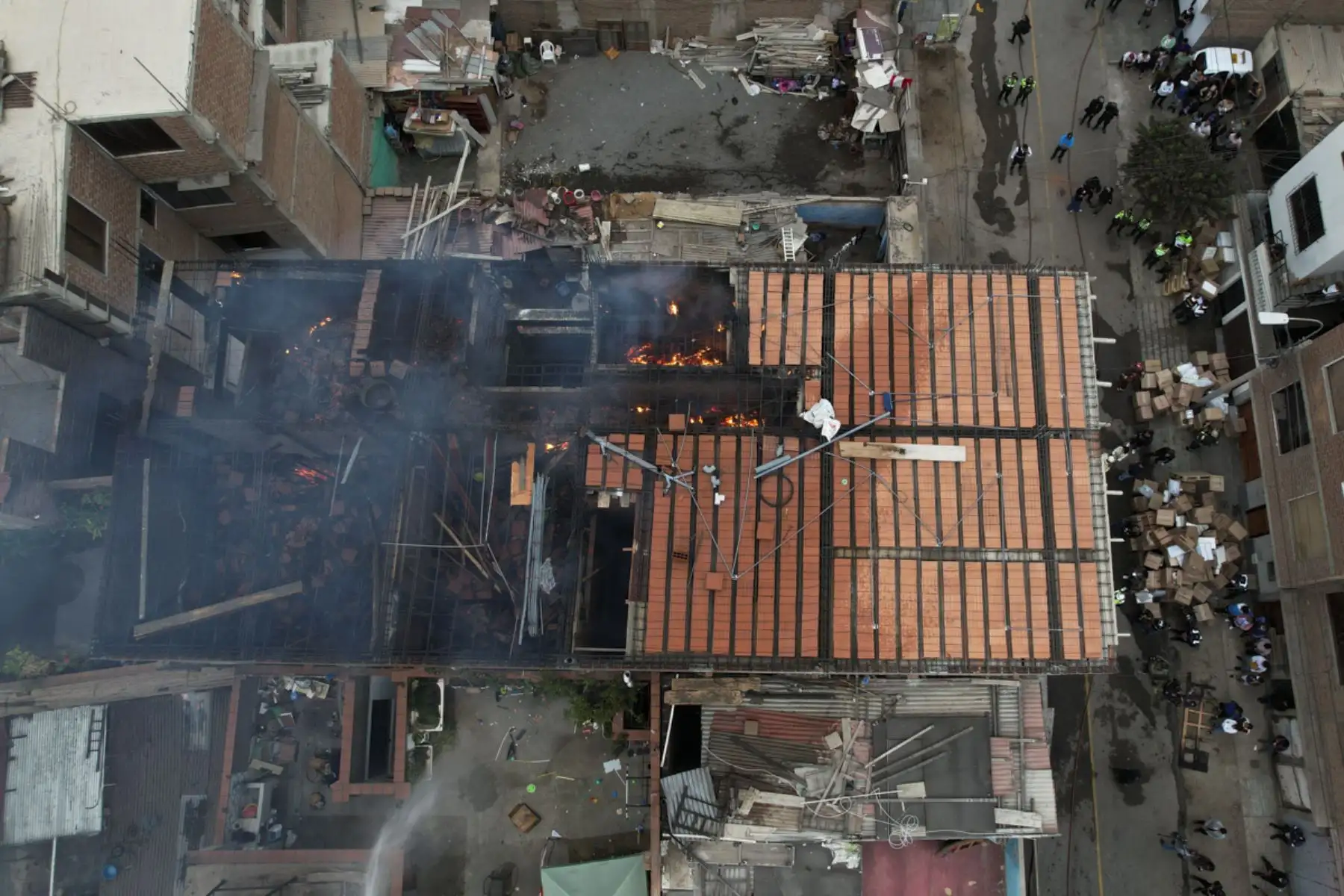 Bomberos Voluntarios controlan incendio ocurrido en inmueble ubicado en la primera cuadra de la calle Los Girasoles en San Miguel, cerca al Parque de las Leyendas. Foto: ANDINA/Daniel Bracamonte