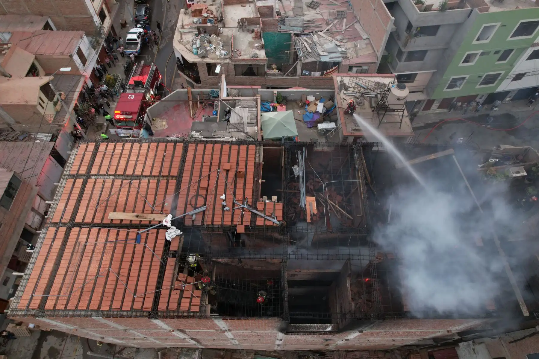 Bomberos Voluntarios controlan incendio ocurrido en inmueble ubicado en la primera cuadra de la calle Los Girasoles en San Miguel, cerca al Parque de las Leyendas. Foto: ANDINA/Daniel Bracamonte