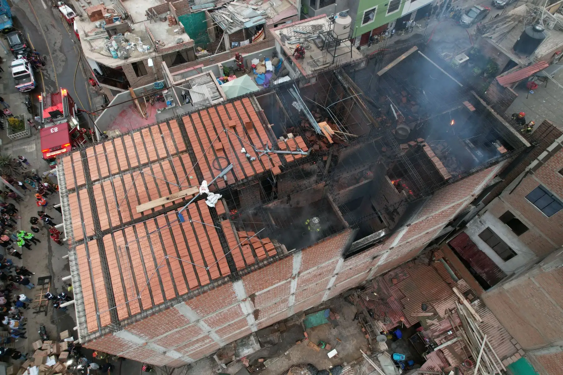 Bomberos Voluntarios controlan incendio ocurrido en inmueble ubicado en la primera cuadra de la calle Los Girasoles en San Miguel, cerca al Parque de las Leyendas. Foto: ANDINA/Daniel Bracamonte