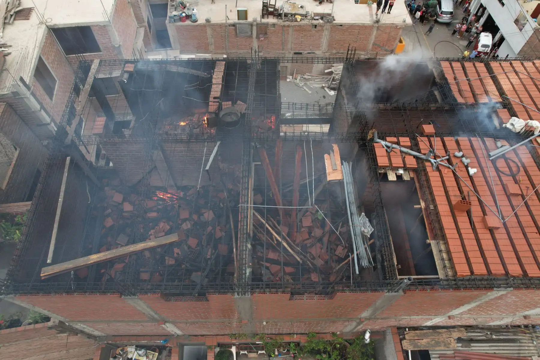 Bomberos Voluntarios controlan incendio ocurrido en inmueble ubicado en la primera cuadra de la calle Los Girasoles en San Miguel, cerca al Parque de las Leyendas. Foto: ANDINA/Daniel Bracamonte
