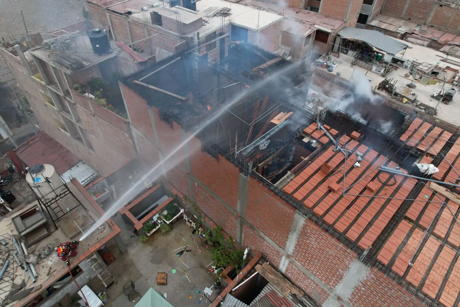 Bomberos Voluntarios controlan incendio ocurrido en inmueble ubicado en la primera cuadra de la calle Los Girasoles en San Miguel, cerca al Parque de las Leyendas. Foto: ANDINA/Daniel Bracamonte
