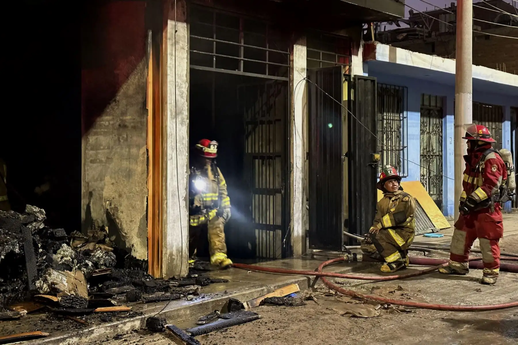 11 unidades del Cuerpo de Bomberos Voluntarios llegaron hasta la primera cuadra de la calle Los Girasoles en San Miguel, cerca al Parque de las Leyendas, para controlar un incendio ocurrido en un edificio en construcción. Foto: ANDINA/Daniel Bracamonte