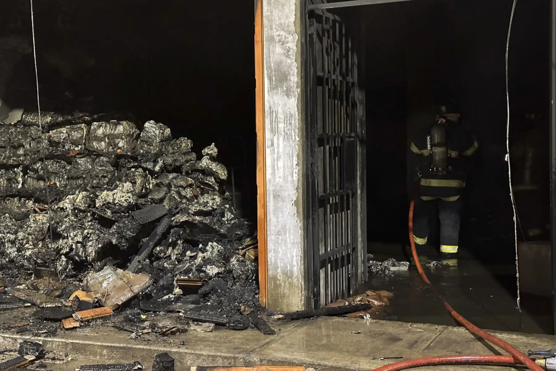 11 unidades del Cuerpo de Bomberos Voluntarios llegaron hasta la primera cuadra de la calle Los Girasoles en San Miguel, cerca al Parque de las Leyendas, para controlar un incendio ocurrido en un edificio en construcción. Foto: ANDINA/Daniel Bracamonte