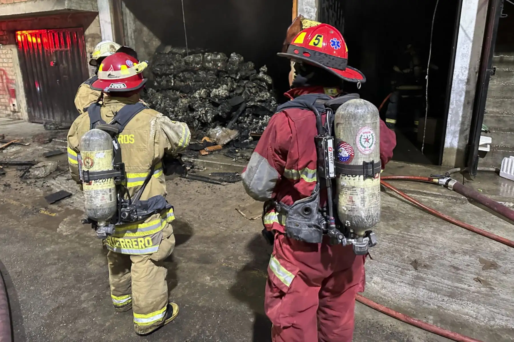 11 unidades del Cuerpo de Bomberos Voluntarios llegaron hasta la primera cuadra de la calle Los Girasoles en San Miguel, cerca al Parque de las Leyendas, para controlar un incendio ocurrido en un edificio en construcción. Foto: ANDINA/Daniel Bracamonte