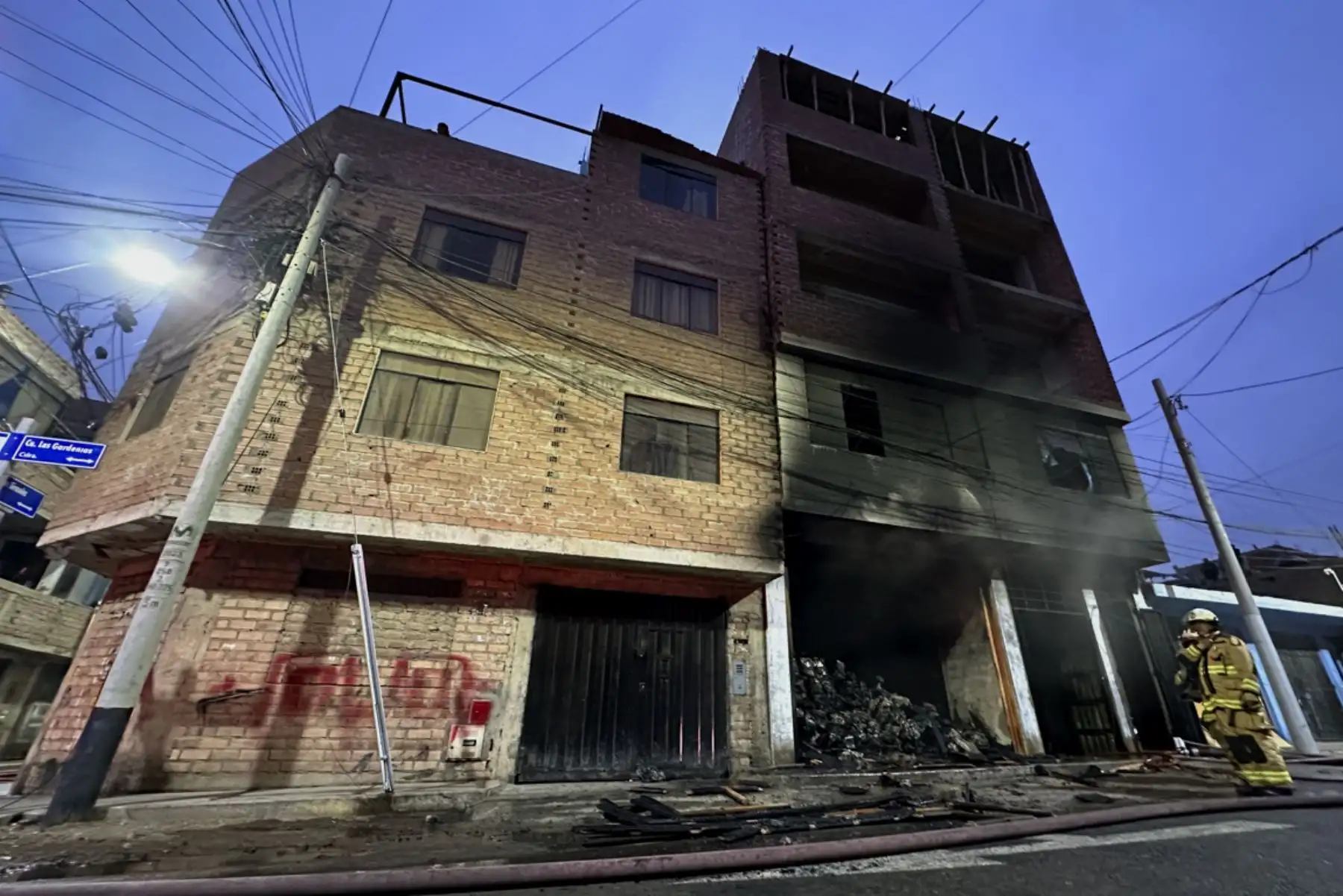 11 unidades del Cuerpo de Bomberos Voluntarios llegaron hasta la primera cuadra de la calle Los Girasoles en San Miguel, cerca al Parque de las Leyendas, para controlar un incendio ocurrido en un edificio en construcción. Foto: ANDINA/Daniel Bracamonte