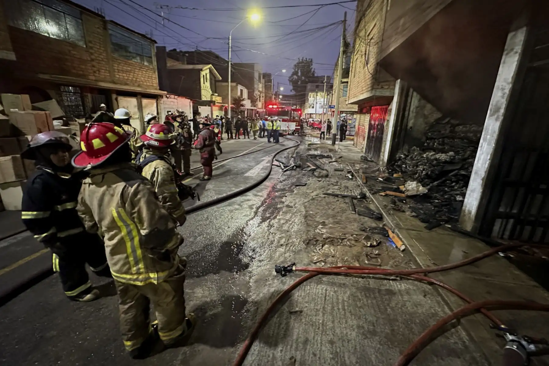 11 unidades del Cuerpo de Bomberos Voluntarios llegaron hasta la primera cuadra de la calle Los Girasoles en San Miguel, cerca al Parque de las Leyendas, para controlar un incendio ocurrido en un edificio en construcción. Foto: ANDINA/Daniel Bracamonte