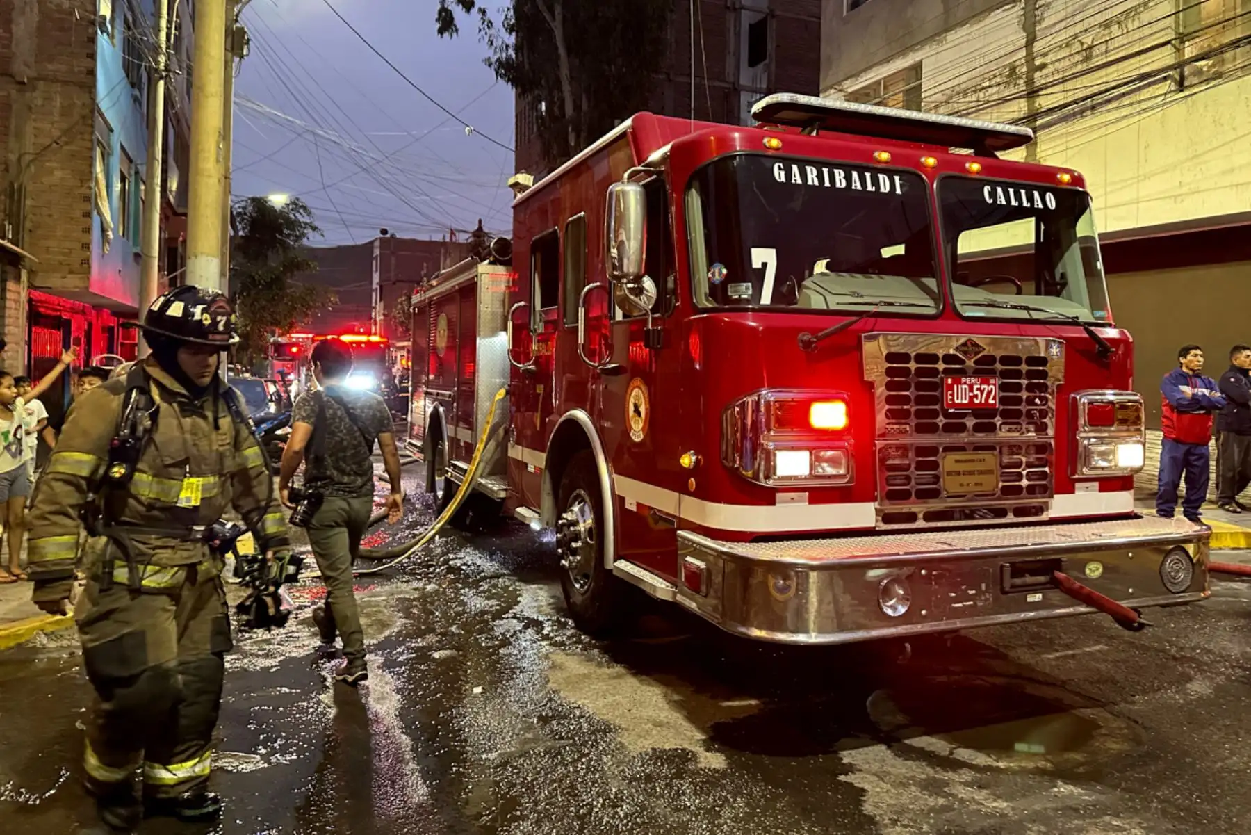 11 unidades del Cuerpo de Bomberos Voluntarios llegaron hasta la primera cuadra de la calle Los Girasoles en San Miguel, cerca al Parque de las Leyendas, para controlar un incendio ocurrido en un edificio en construcción. Foto: ANDINA/Daniel Bracamonte
