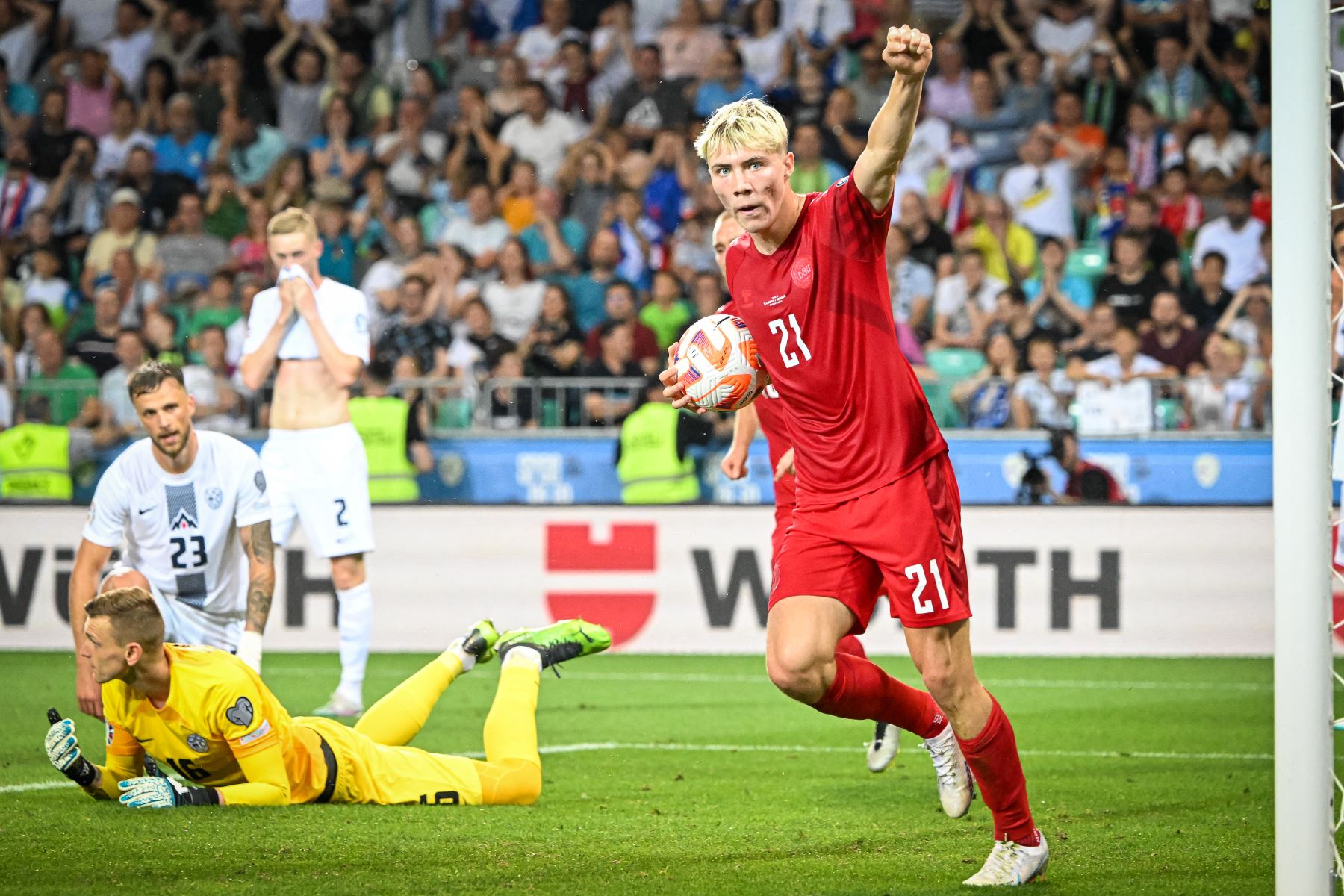 El delantero de Dinamarca, Rasmus Hojlund, celebra después de marcar el primer gol de su equipo durante el partido de clasificación del Grupo H para la Eurocopa 2024 entre Eslovenia y Dinamarca en el Estadio Stozice en Ljubljana, Eslovenia, el 19 de junio de 2023. Foto: AFP