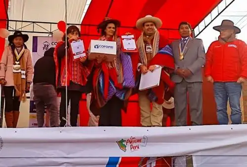 Desde la plaza pública del distrito Ocoruro, en la provincia de Espinar, Cusco, la ministra de Vivienda, Construcción y Saneamiento, Hania Pérez De Cuéllar, entregó 896 títulos de propiedad en beneficio de más de 2,760 pobladores 
de diversos centros poblados de las provincias de Canas, Canchis, Chumbivilcas y Espinar.