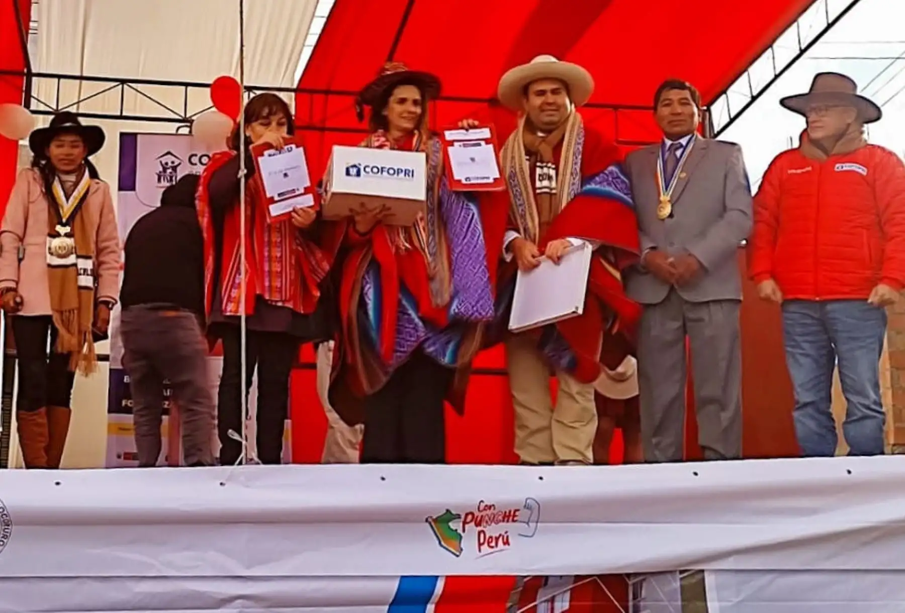 Desde la plaza pública del distrito Ocoruro, en la provincia de Espinar, Cusco, la ministra de Vivienda, Construcción y Saneamiento, Hania Pérez De Cuéllar, entregó 896 títulos de propiedad en beneficio de más de 2,760 pobladores 
de diversos centros poblados de las provincias de Canas, Canchis, Chumbivilcas y Espinar.