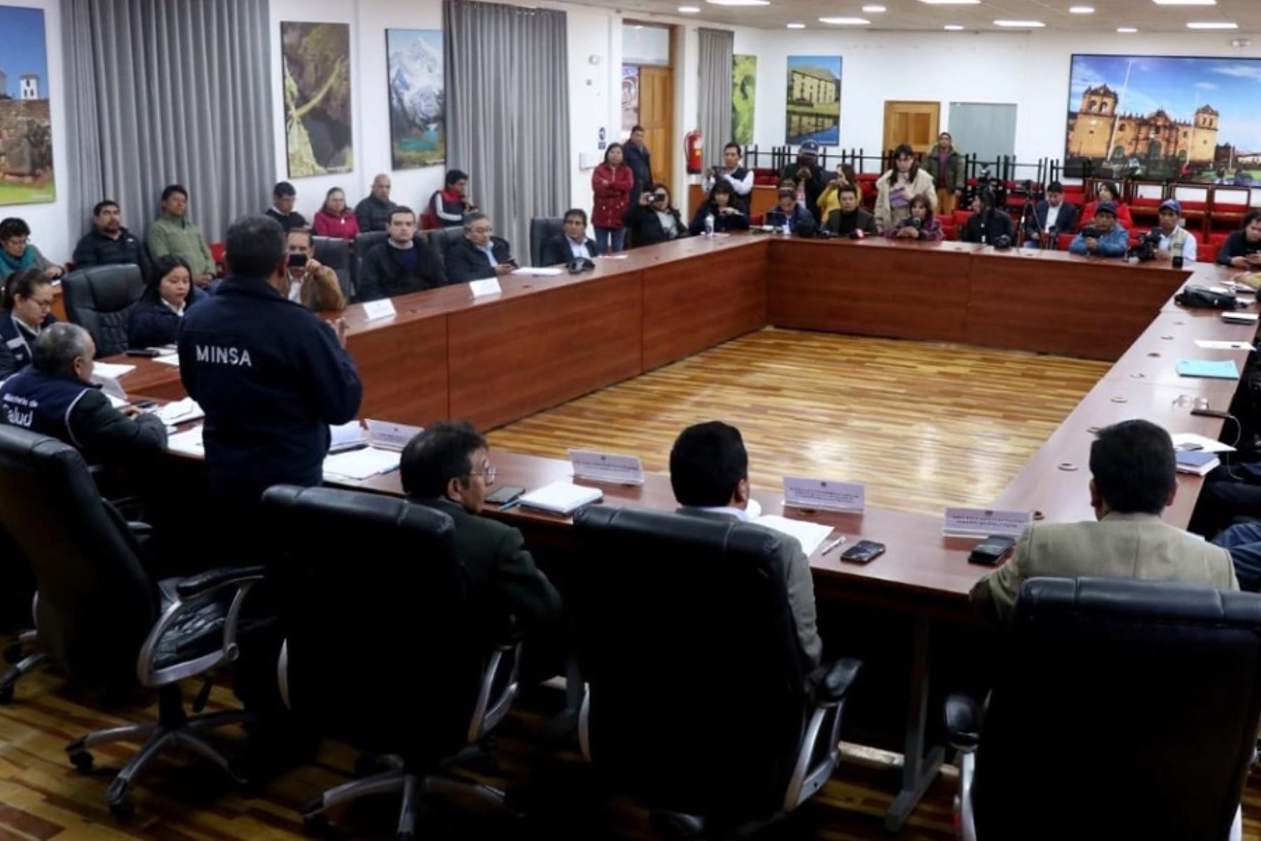 Con el objetivo de destrabar obras paralizadas y hacer seguimiento a la reactivación de proyectos de inversión en salud, el Ministerio de Salud (Minsa) desplegó un equipo de profesionales al Cusco para reunirse con especialistas 
técnicos del gobierno regional y local, así como visitar diferentes nosocomios de dicha región.