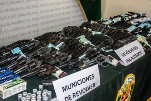 Un total de 106 armas de fuego y 245 municiones de diverso calibre incautó la Policía Nacional del Perú, en la ciudad de Huancayo, en coordinación con la Superintendencia Nacional de Control de Servicios de Seguridad, Armas, 
Municiones y Explosivos de Uso Civil (Sucamec), a una empresa de seguridad, durante un operativo en el marco de la estrategia para fortalecer la seguridad ciudadana en esa región del país.