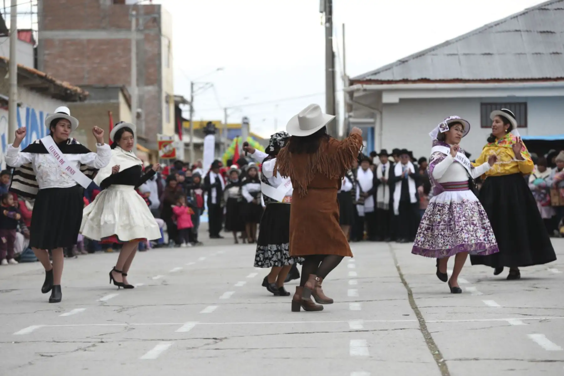 En la Plaza de Armas de Junín se realizan pasacalles, bailes y escenificaciones históricas de la gesta independentista del Perú como parte de las celebraciones previas a conmemorarse la Batalla de Junín el 6 de agosto. Foto: ANDINA/Daniel Bracamonte