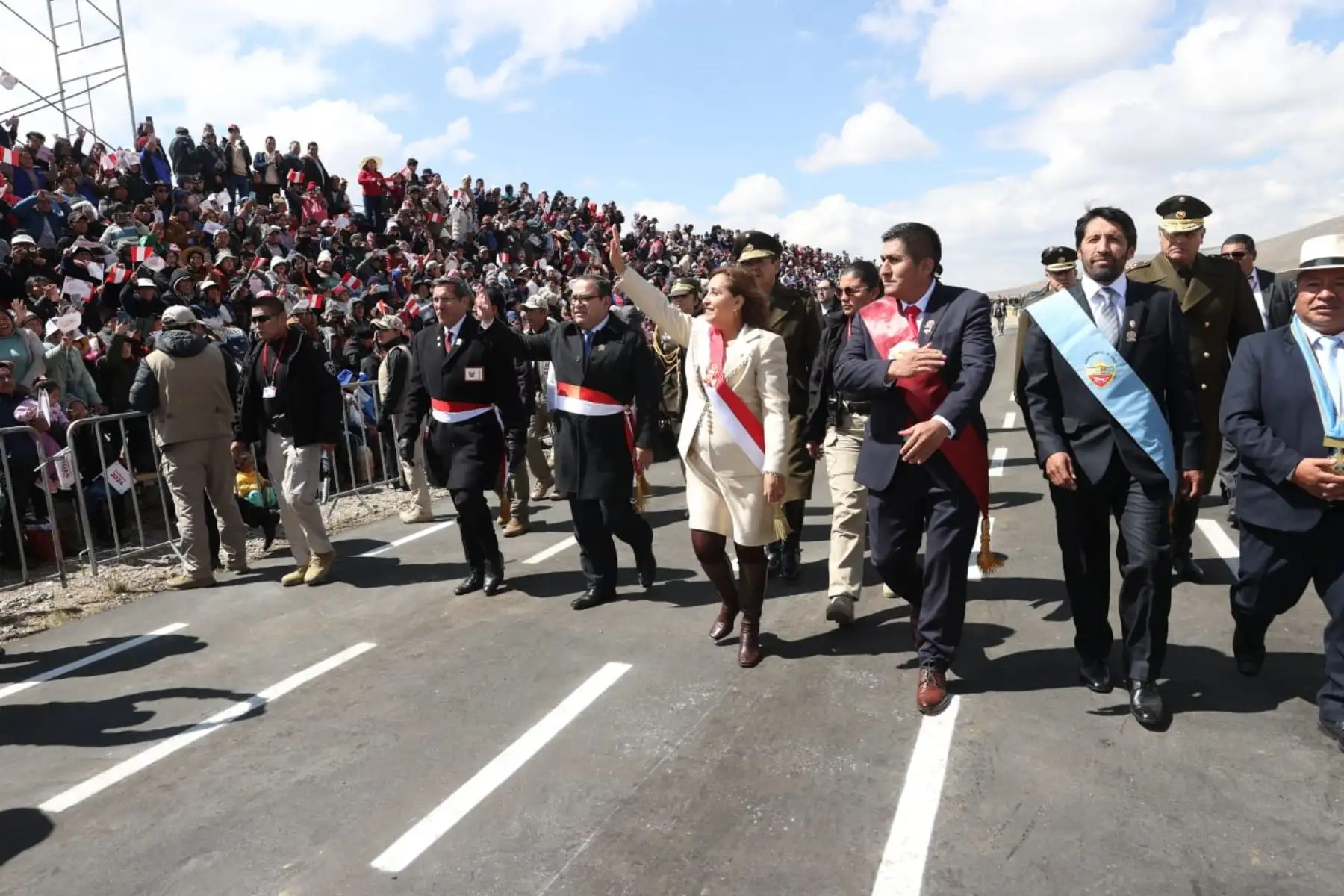 Con la presencia masiva de la población, el Gabinete Ministerial, gobernador de Junín y autoridades locales, la mandataria Dina Boluarte preside la ceremonia por el 199.° Aniversario de la Batalla de Junín, que se desarrolla en el Santuario Histórico Nacional de Chacamarca.
Foto: ANDINA/Prensa Presidencia