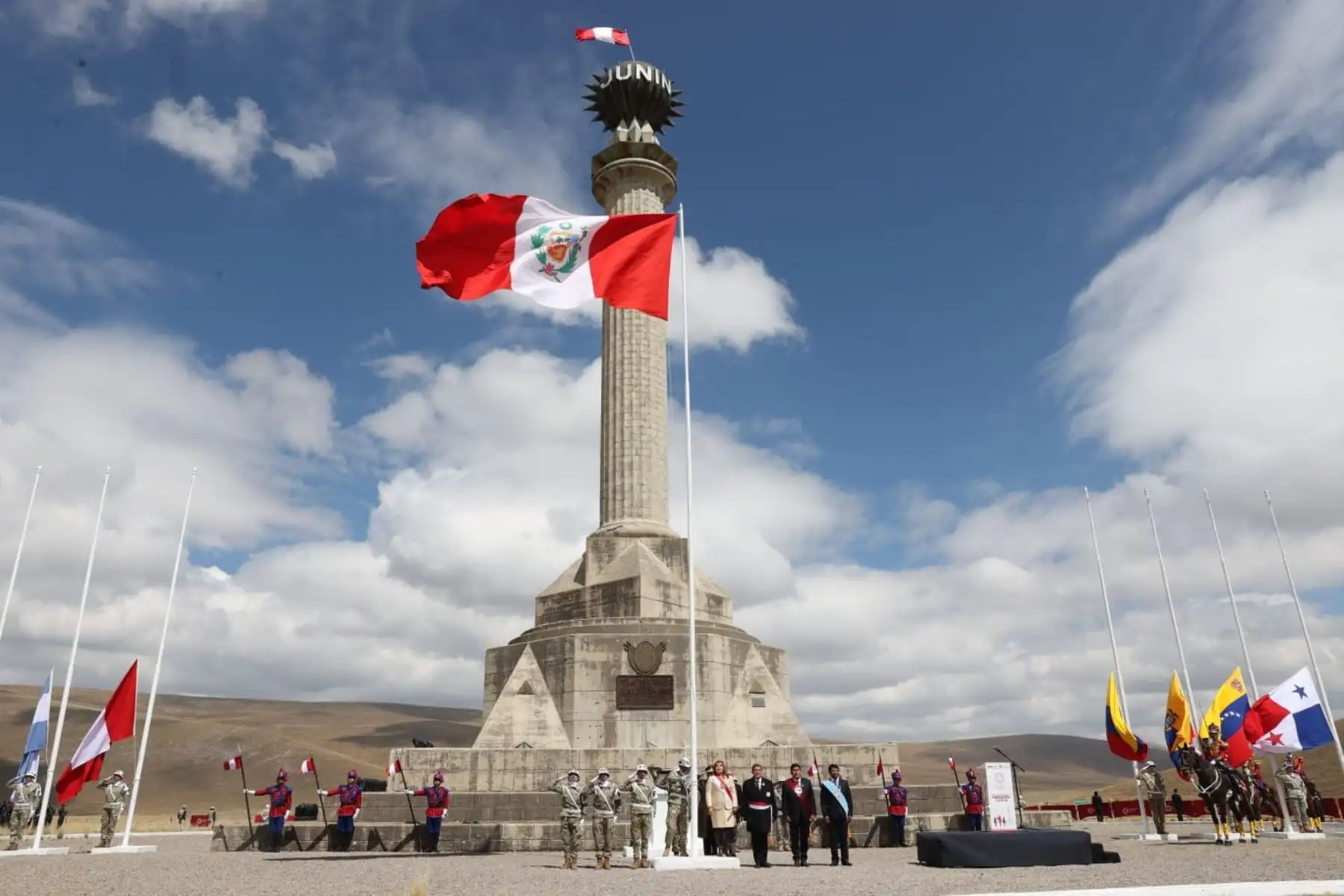 Con la presencia masiva de la población, el Gabinete Ministerial, gobernador de Junín y autoridades locales, la mandataria Dina Boluarte preside la ceremonia por el 199.° Aniversario de la Batalla de Junín, que se desarrolla en el Santuario Histórico Nacional de Chacamarca.
Foto: ANDINA/Prensa Presidencia