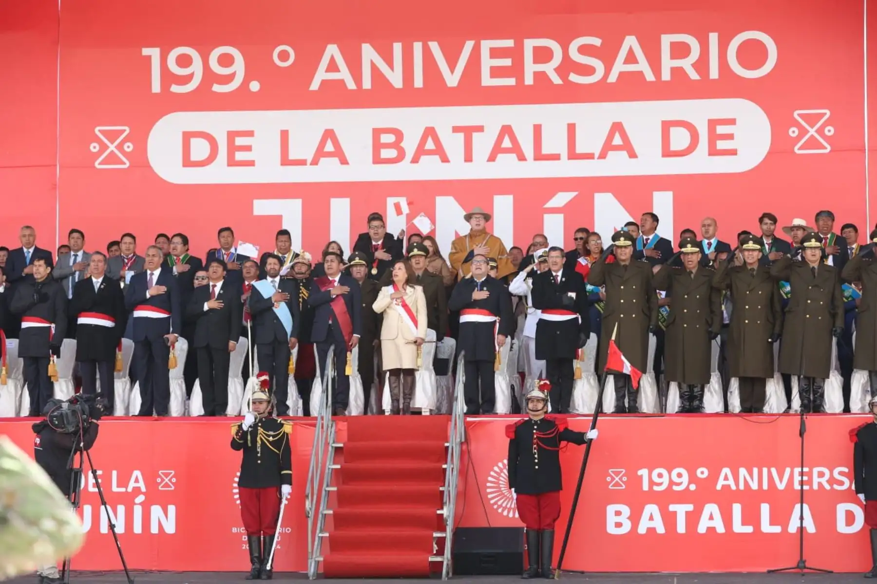 Con la presencia masiva de la población, el Gabinete Ministerial, gobernador de Junín y autoridades locales, la mandataria Dina Boluarte preside la ceremonia por el 199.° Aniversario de la Batalla de Junín, que se desarrolla en el Santuario Histórico Nacional de Chacamarca.
Foto: ANDINA/Prensa Presidencia