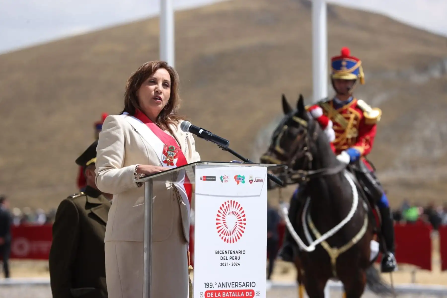 La presidenta Dina Boluarte convocó a todos los sectores a la unidad nacional, al diálogo y a la zana convivencia "Es momento de poner por encima de todo los intereses sagrados del Perú y trabajar juntos para enfrentar los grandes desafíos de nuestra patria.
Foto: ANDINA/Prensa Presidencia