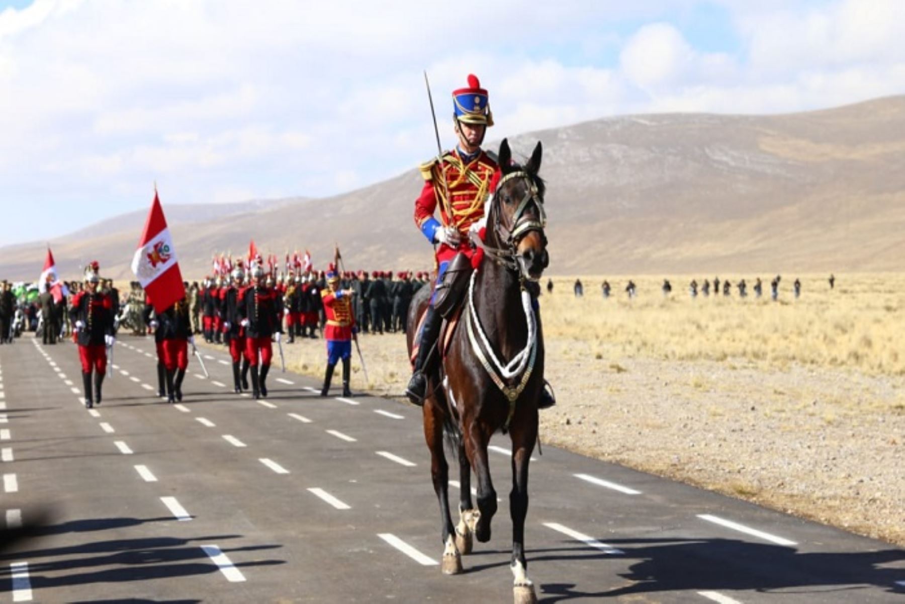 Desfile cívico-militar, donde hicieron su paso el regimiento de caballería Domingo Mariscal Nieto y el de los Húsares de Junín, cautivó al público.