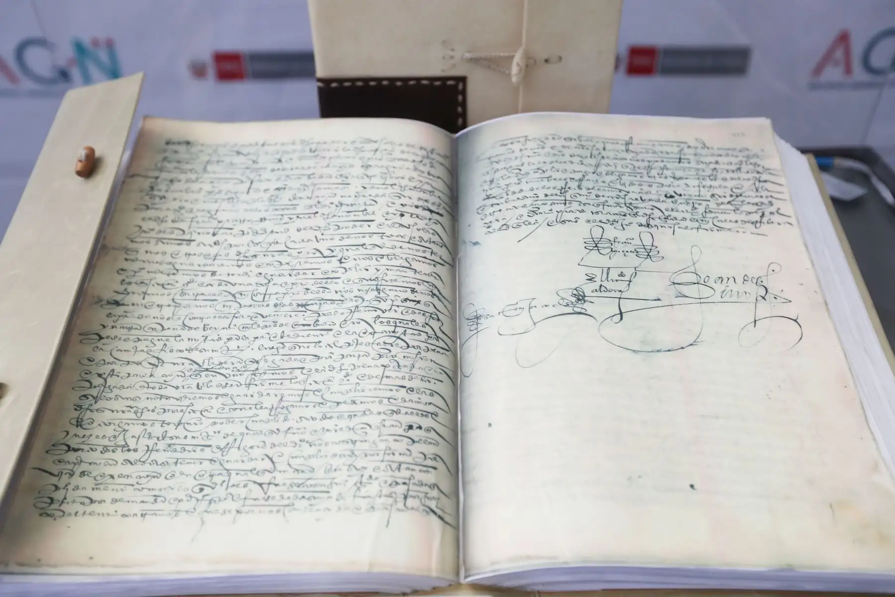 Como parte del cierre de la Feria Internacional de Libro (FIL) 2023, el Archivo General de la Nación (AGN) presentó, hoy domingo 6 de agosto, el libro “El protocolo ambulante de los conquistadores (1533- 1538)”, considerado el documento más antiguo de América. 
Foto: ANDINA/Ricardo Cuba