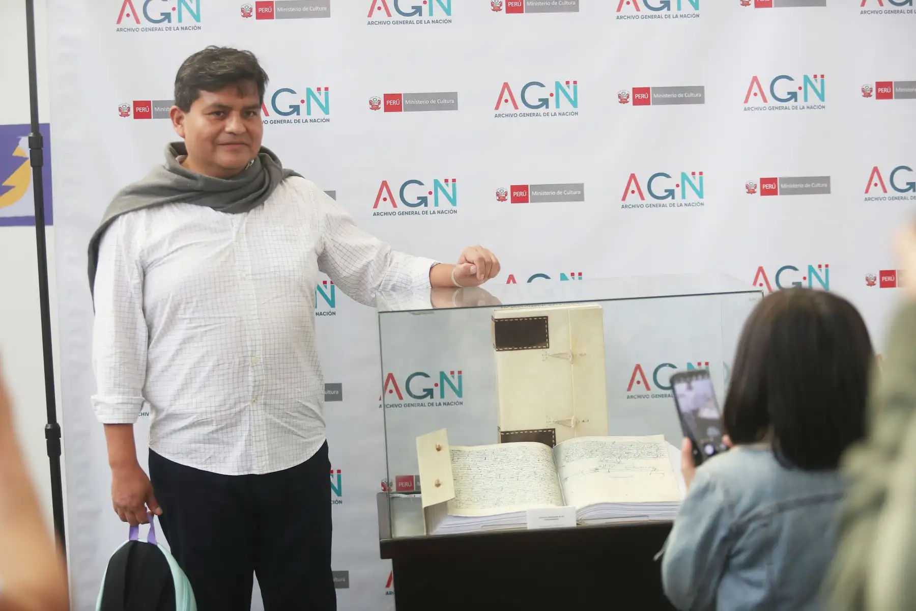 Como parte del cierre de la Feria Internacional de Libro (FIL) 2023, el Archivo General de la Nación (AGN) presentó, hoy domingo 6 de agosto, el libro “El protocolo ambulante de los conquistadores (1533- 1538)”, considerado el documento más antiguo de América. 
Foto: ANDINA/Ricardo Cuba