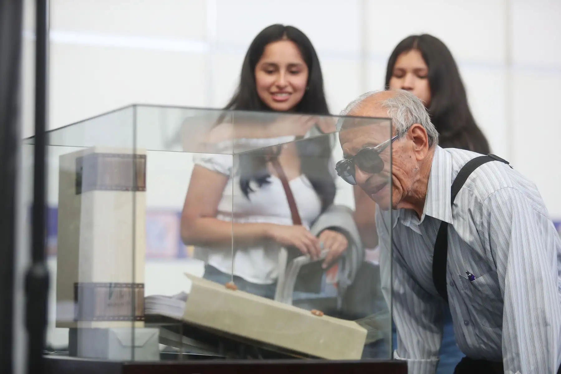 Como parte del cierre de la Feria Internacional de Libro (FIL) 2023, el Archivo General de la Nación (AGN) presentó, hoy domingo 6 de agosto, el libro “El protocolo ambulante de los conquistadores (1533- 1538)”, considerado el documento más antiguo de América. 
Foto: ANDINA/Ricardo Cuba