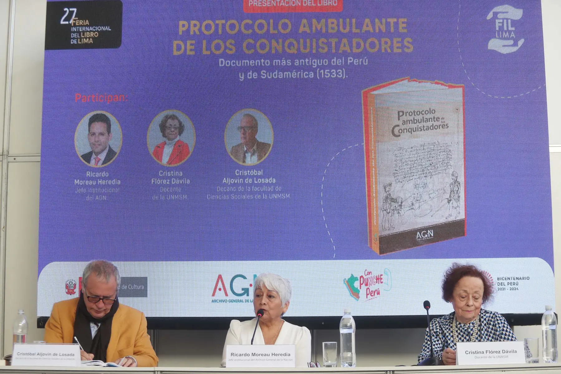 Como parte del cierre de la Feria Internacional de Libro (FIL) 2023, el Archivo General de la Nación (AGN) presentó, hoy domingo 6 de agosto, el libro “El protocolo ambulante de los conquistadores (1533- 1538)”, considerado el documento más antiguo de América. En la mesa Ruth Borja Santa Cruz, Cristobal Aljovin de Losada, Ricardo Moreau, Cristina Florez Foto: ANDINA/Ricardo Cuba