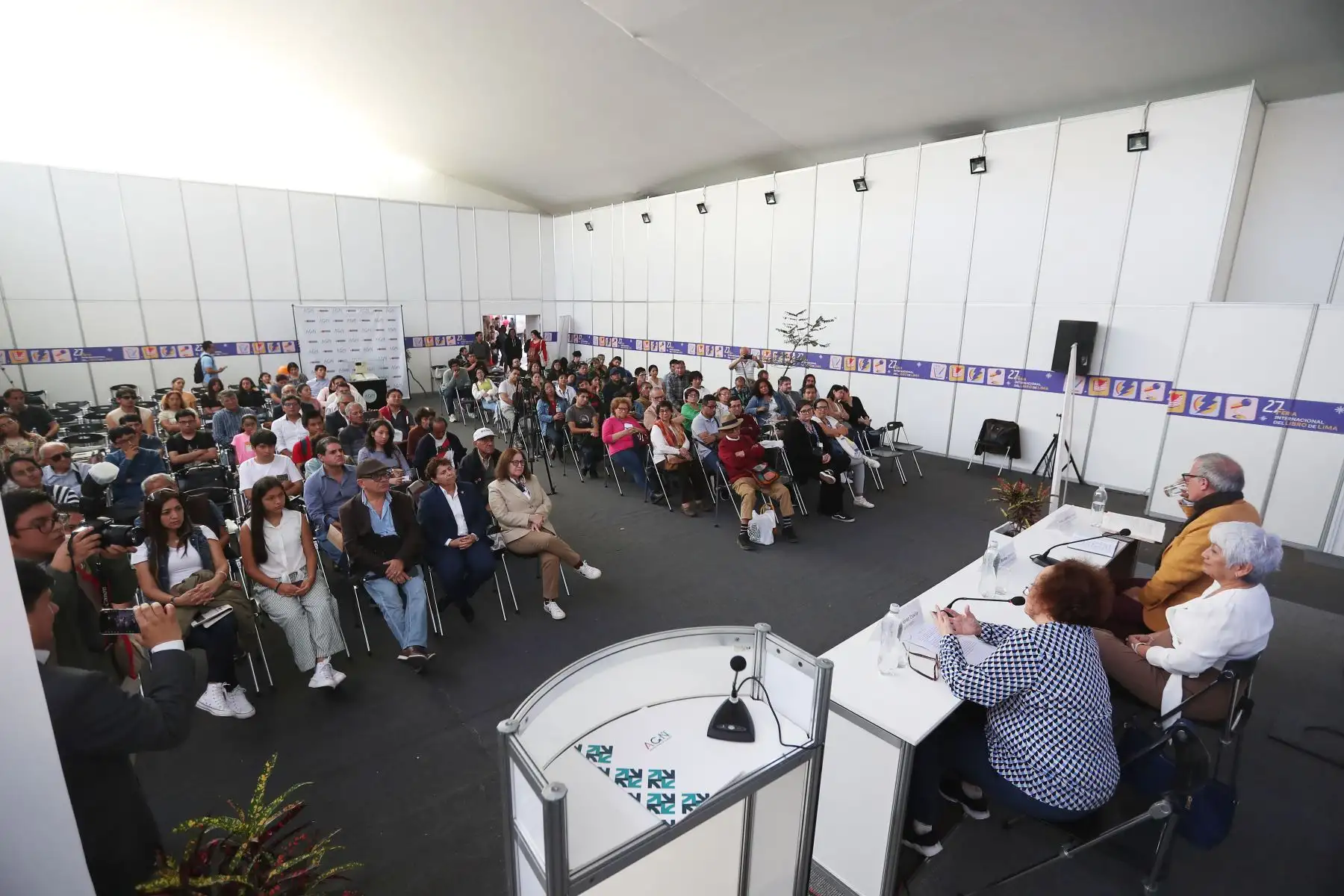 Como parte del cierre de la Feria Internacional de Libro (FIL) 2023, el Archivo General de la Nación (AGN) presentó, hoy domingo 6 de agosto, el libro “El protocolo ambulante de los conquistadores (1533- 1538)”, considerado el documento más antiguo de América. 
Foto: ANDINA/Ricardo Cuba