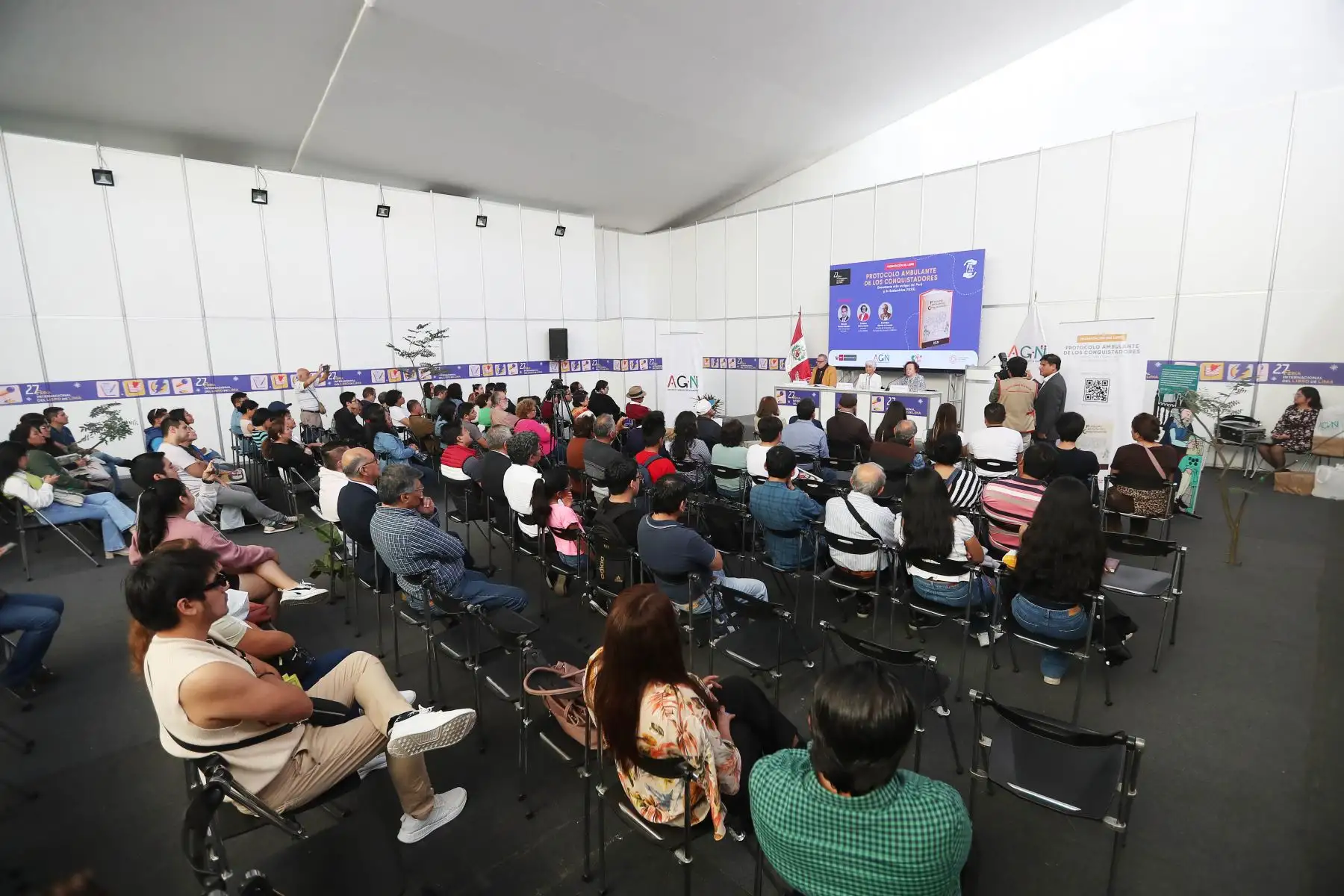 Como parte del cierre de la Feria Internacional de Libro (FIL) 2023, el Archivo General de la Nación (AGN) presentó, hoy domingo 6 de agosto, el libro “El protocolo ambulante de los conquistadores (1533- 1538)”, considerado el documento más antiguo de América. 
Foto: ANDINA/Ricardo Cuba