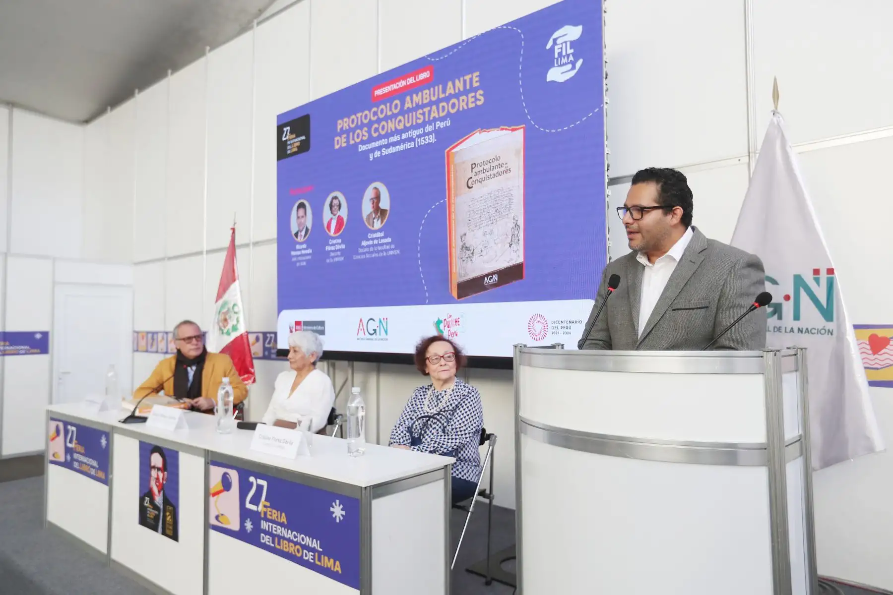 Como parte del cierre de la Feria Internacional de Libro (FIL) 2023, el Archivo General de la Nación (AGN) presentó, hoy domingo 6 de agosto, el libro “El protocolo ambulante de los conquistadores (1533- 1538)”, considerado el documento más antiguo de América. En la mesa Cristobal Aljovin de Losada, Ricardo Moreau, Cristina Florez