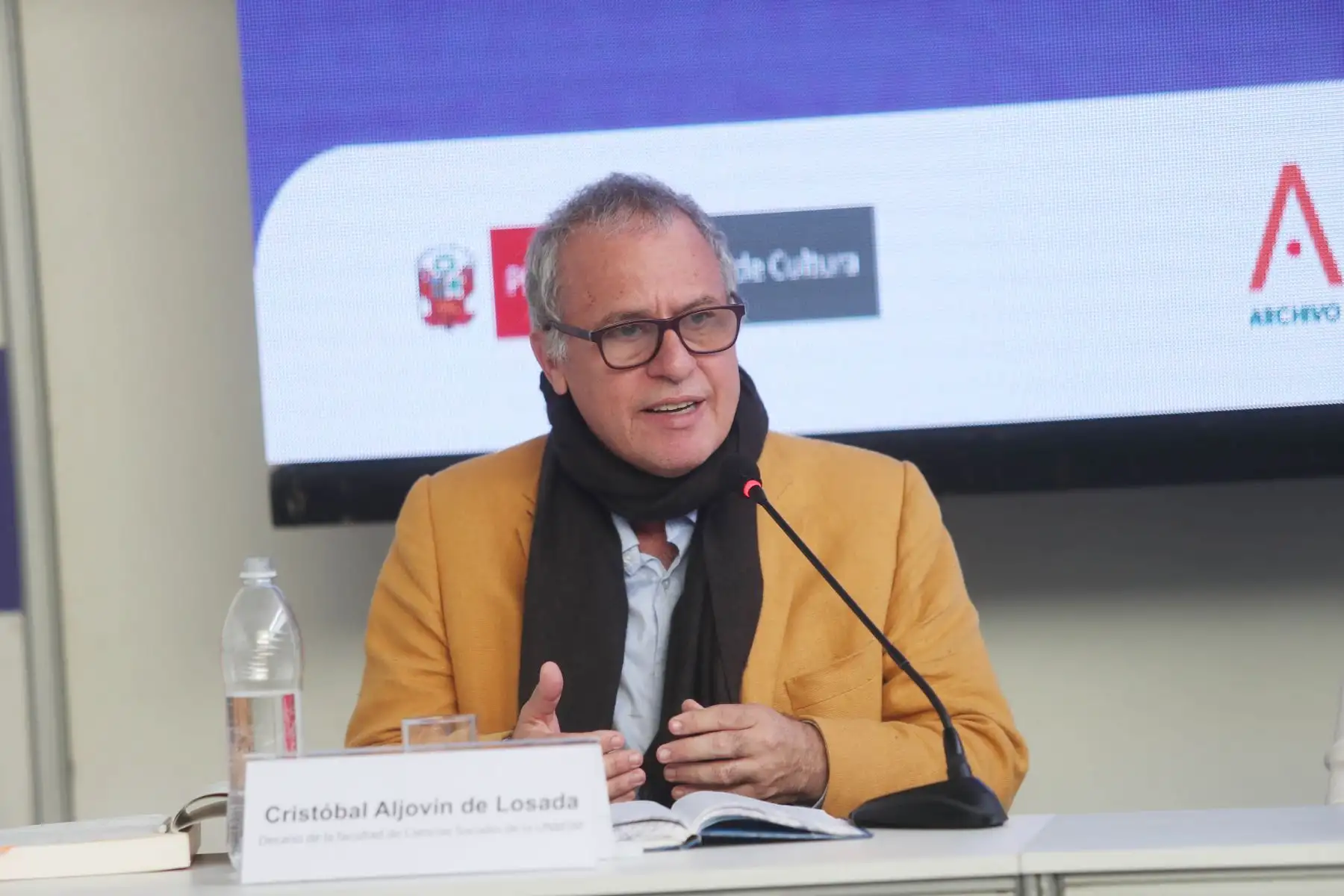 Como parte del cierre de la Feria Internacional de Libro (FIL) 2023, el Archivo General de la Nación (AGN) presentó, hoy domingo 6 de agosto, el libro “El protocolo ambulante de los conquistadores (1533- 1538)”, considerado el documento más antiguo de América. En la mesa Cristobal Aljovin de Losada