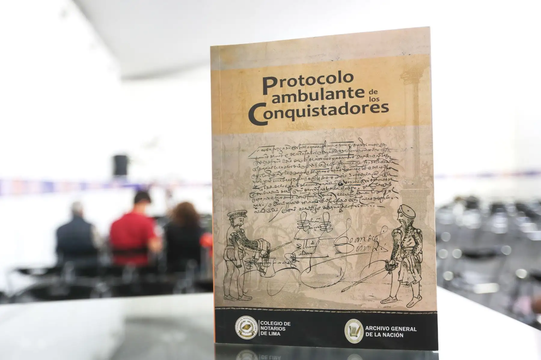 [Seleccionar] Como parte del cierre de la Feria Internacional de Libro (FIL) 2023, el Archivo General de la Nación (AGN) presentó, hoy domingo 6 de agosto, el libro “El protocolo ambulante de los conquistadores (1533- 1538)”, considerado el documento más antiguo de América. Foto: ANDINA/Ricardo Cuba