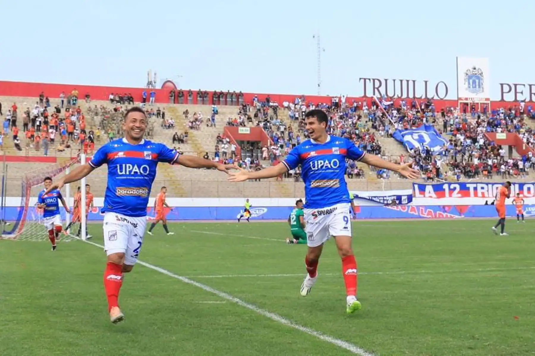 Leiner Escalante, futbolista del Club Mannucci marca el gol de la su equipo ante Universidad Cesar Vallejo por la fecha 7 del Torneo Clausura 2023 en el estadio Mansiche de Trujillo. 
Foto: Liga 1