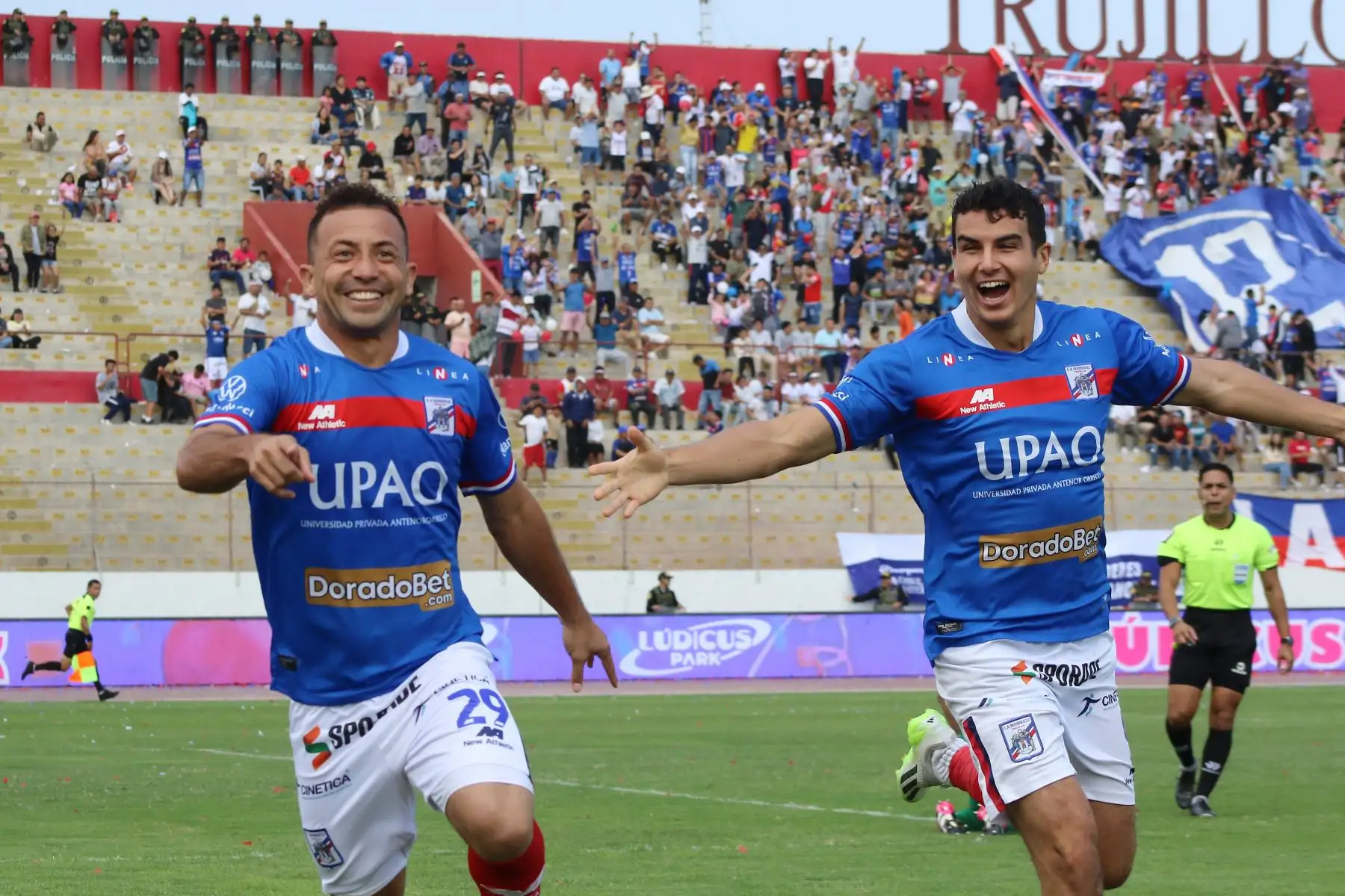 Leiner Escalante, futbolista del Club Mannucci marca el gol de la su equipo ante Universidad Cesar Vallejo por la fecha 7 del Torneo Clausura 2023 en el estadio Mansiche de Trujillo. 
Foto: Liga 1