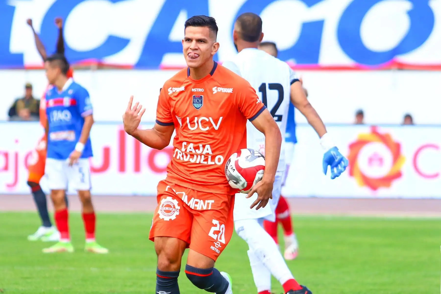 Osnar Noronha, futbolista de la Universidad Cesar Vallejo marca el gol de la su equipo ante el  Club Mannucci  por la fecha 7 del Torneo Clausura 2023 en el estadio Mansiche de Trujillo. 
Foto: Liga 1