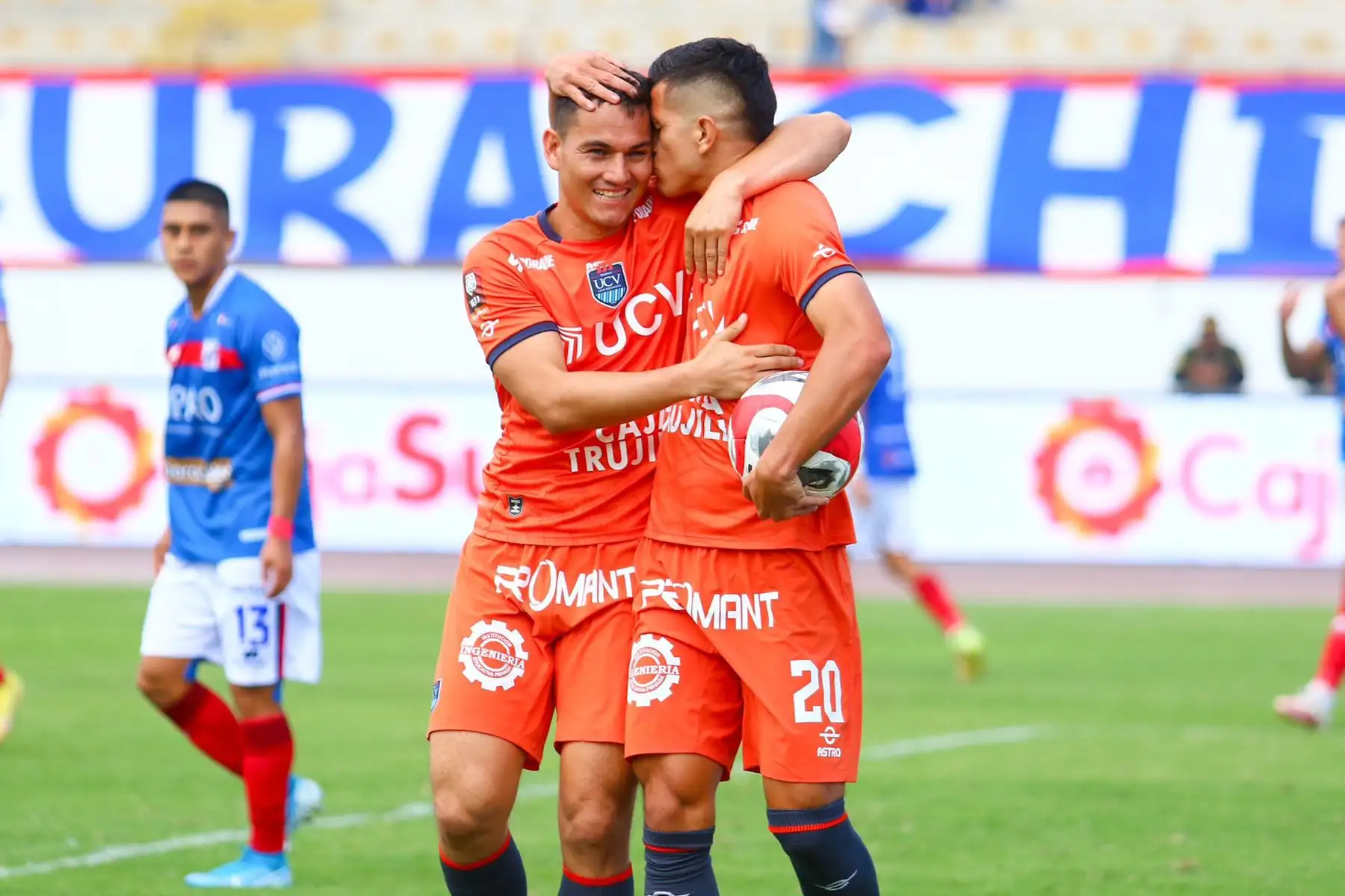 Osnar Noronha, futbolista de la Universidad Cesar Vallejo marca el gol de la su equipo ante el  Club Mannucci  por la fecha 7 del Torneo Clausura 2023 en el estadio Mansiche de Trujillo. 
Foto: Liga 1