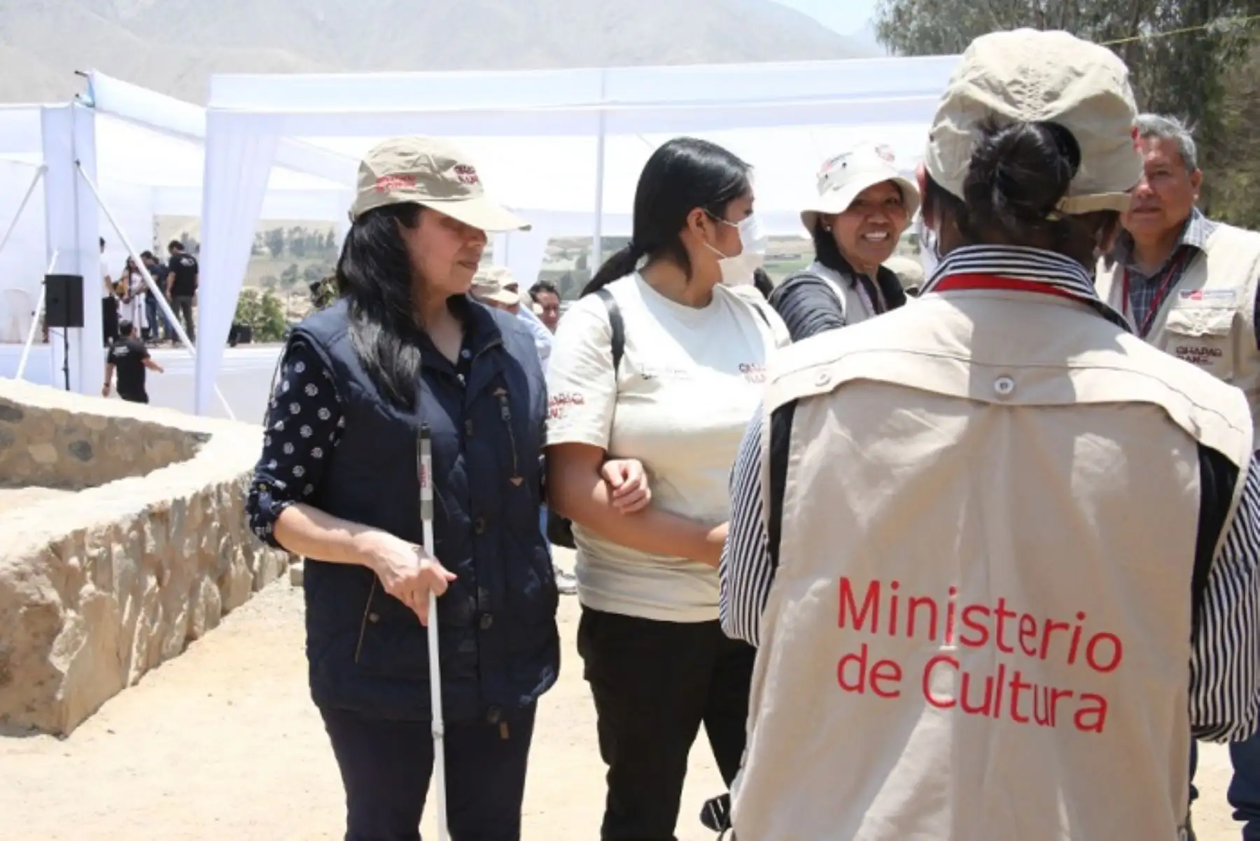 Como parte de estos derechos, las personas con discapacidad deben tener acceso a material cultural en formatos accesibles; a programas de televisión, películas, teatro y otras actividades culturales