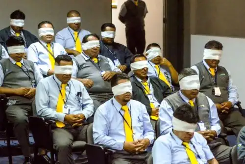 Los operadores tuvieron la oportunidad de ponerse en la situación de las personas con discapacidad visual (vendándose los ojos) como una manera de entender su condición. Foto: ANDINA/Difusión