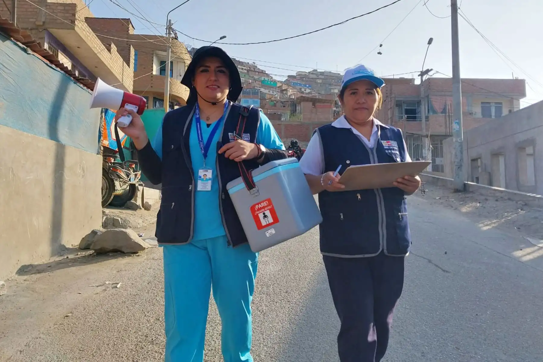 Veinte brigadas de vacunacióm inician barrido nocturno en la localidad de Zapallal en Puente Piedra, para acercar la vacunación a los niños y niñas de 2 meses a 5 años y protegerlos contra la polio. 
Foto: Minsa