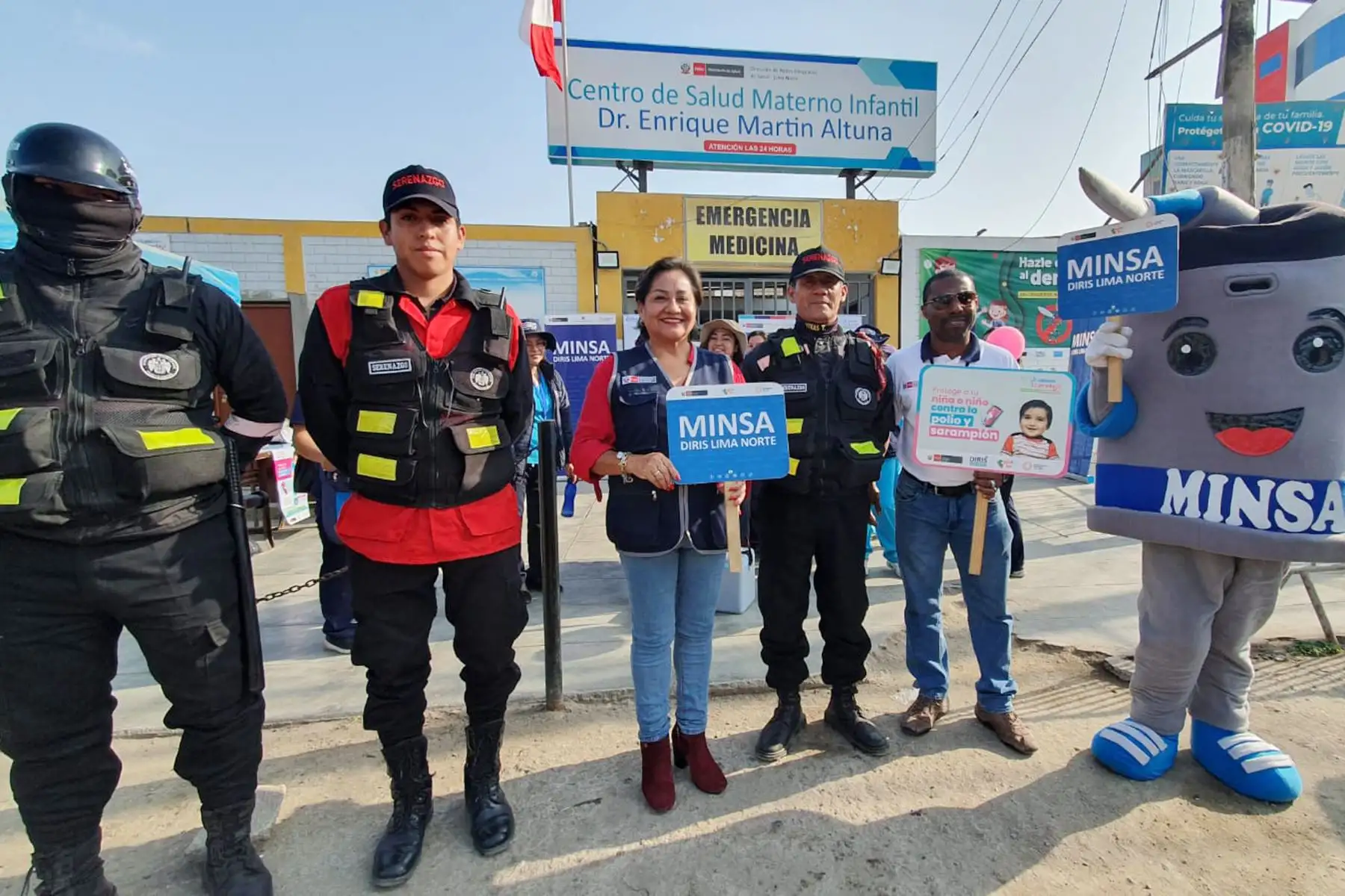 Veinte brigadas de vacunacióm inician barrido nocturno en la localidad de Zapallal en Puente Piedra, para acercar la vacunación a los niños y niñas de 2 meses a 5 años y protegerlos contra la polio. 
Foto: Minsa