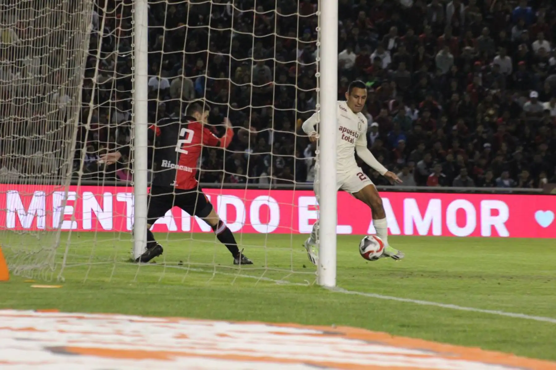 Alex Valera, futbolista de Universitario de Deportes celebra su  gol, anotado ante FBC Melgar  por la fecha 7 del Torneo Clausura 2023 en el estadio Monumental UNSA. 
Foto: Liga 1