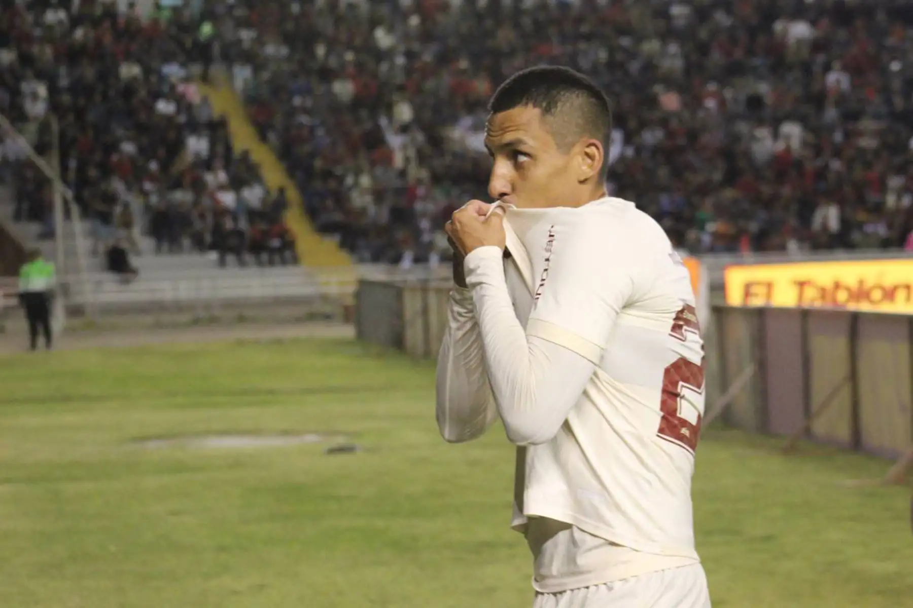 Alex Valera, futbolista de Universitario de Deportes celebra su  gol, anotado ante FBC Melgar  por la fecha 7 del Torneo Clausura 2023 en el estadio Monumental UNSA. 
Foto: Liga 1