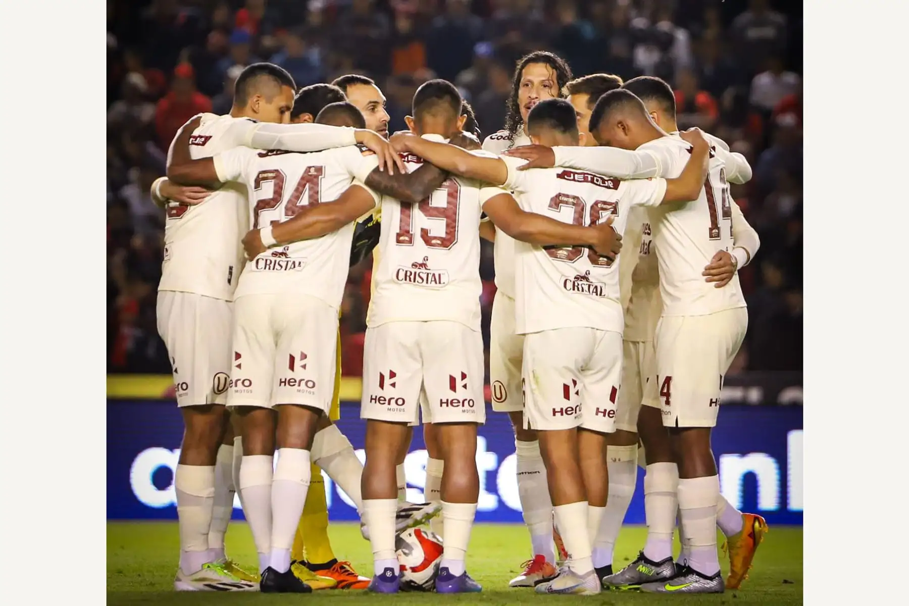 Alex Valera, futbolista de Universitario de Deportes celebra su  gol, anotado ante FBC Melgar  por la fecha 7 del Torneo Clausura 2023 en el estadio Monumental UNSA. 
Foto: Liga 1