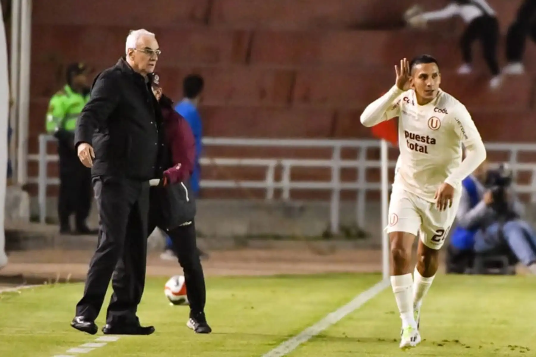 Alex Valera, futbolista de Universitario de Deportes celebra su  gol, anotado ante FBC Melgar  por la fecha 7 del Torneo Clausura 2023 en el estadio Monumental UNSA. 
Foto: cortesía Diego Ramos