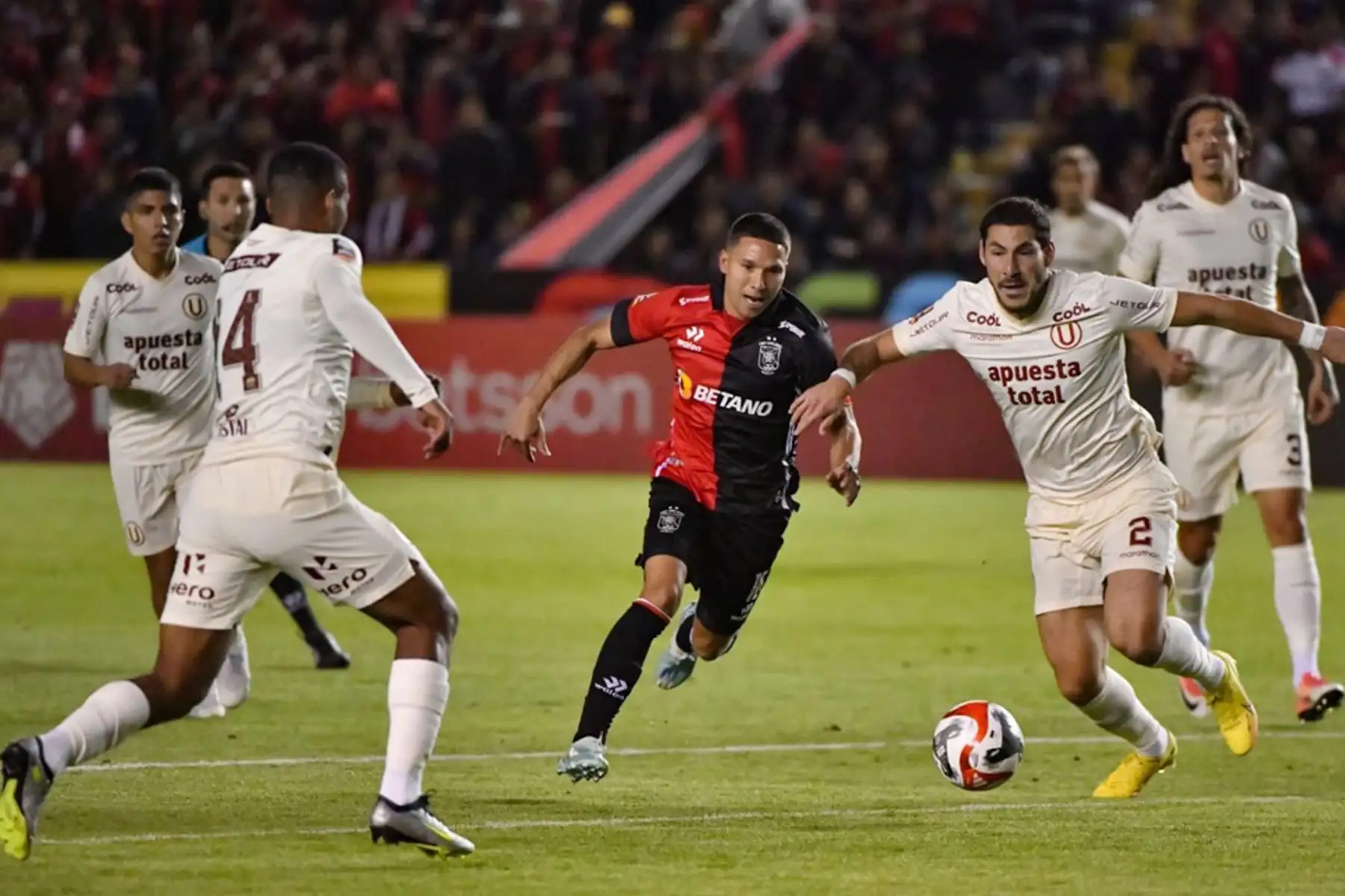Marco Saravia de Universitario de Deportes disputa el balón ante el jugador de FBC Melgar  por la fecha 7 del Torneo Clausura 2023 en el estadio Monumental UNSA. 
Foto: cortesía Diego Ramos