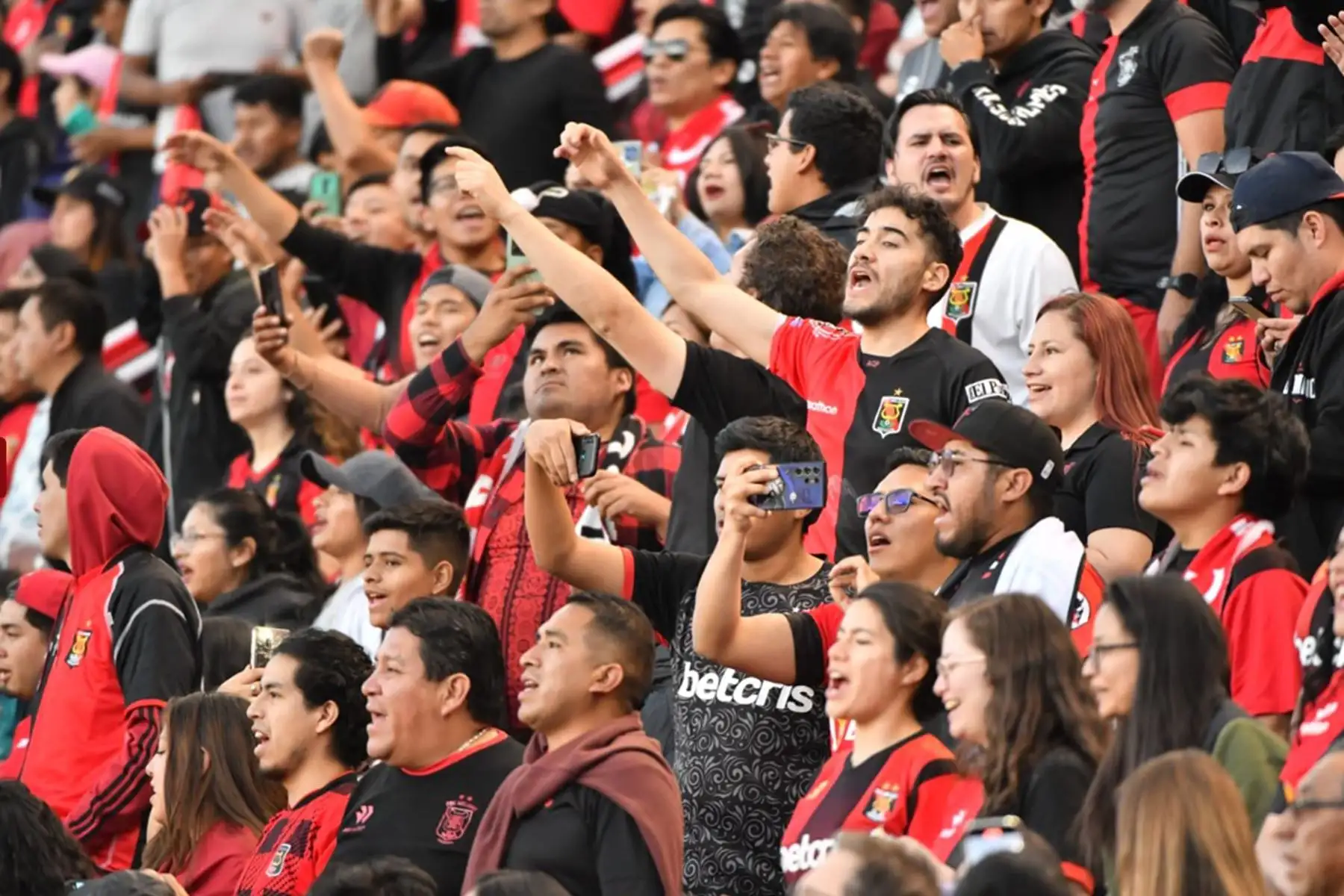 Hinchas del  FBC Melgar alientan a su equipo que se enfrenta a  Universitario de Deportes  por la fecha 7 del Torneo Clausura 2023 en el estadio Monumental UNSA. 
Foto: cortesía Diego Ramos
