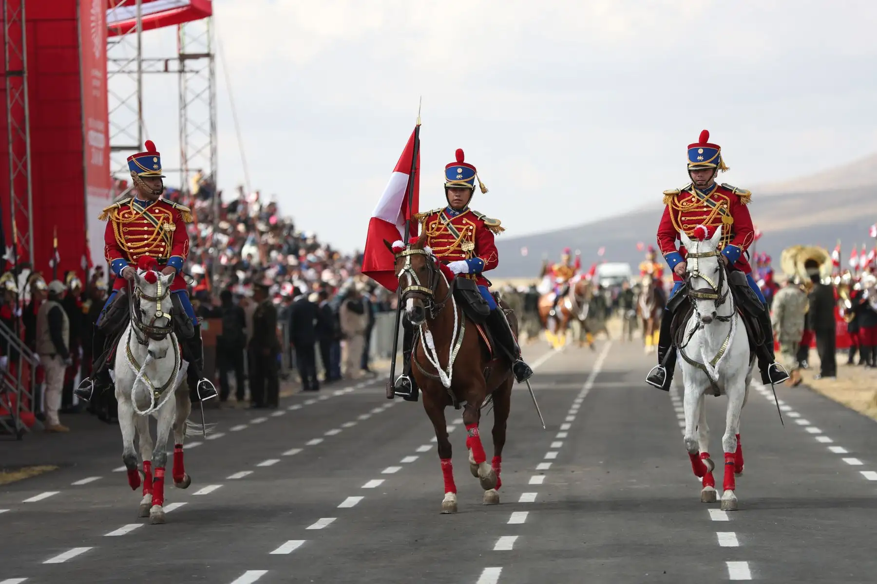 Durante el desfile cívico-militar realizado en el Santuario Histórico de Chacamarca se realizó una escenificación con caballos y vestimentas de época para conmemorar los 199 años de la Batalla de Junín. Foto: ANDINA/Daniel Bracamonte