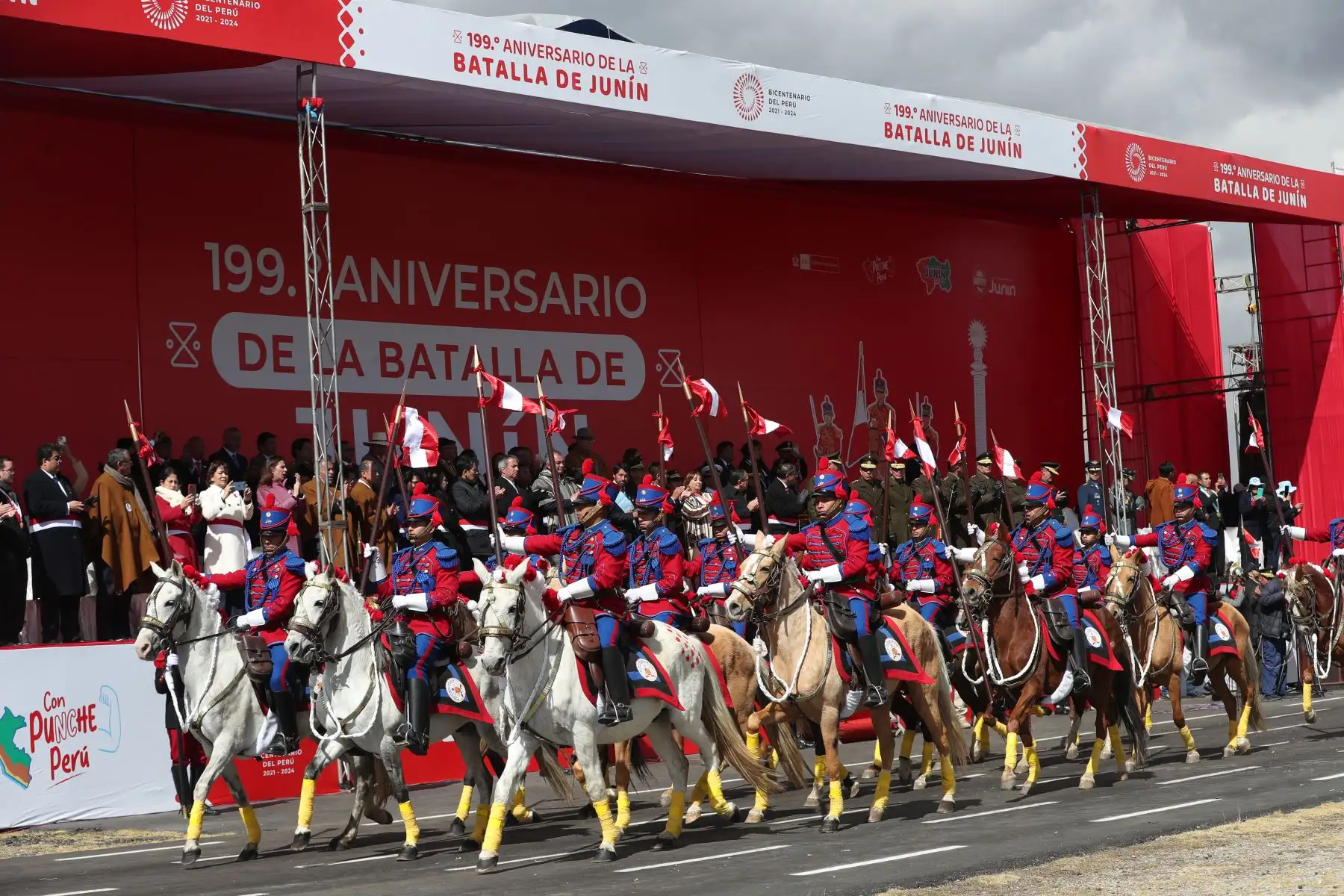 Durante el desfile cívico-militar realizado en el Santuario Histórico de Chacamarca se realizó una escenificación con caballos y vestimentas de época para conmemorar los 199 años de la Batalla de Junín. Foto: ANDINA/Daniel Bracamonte
