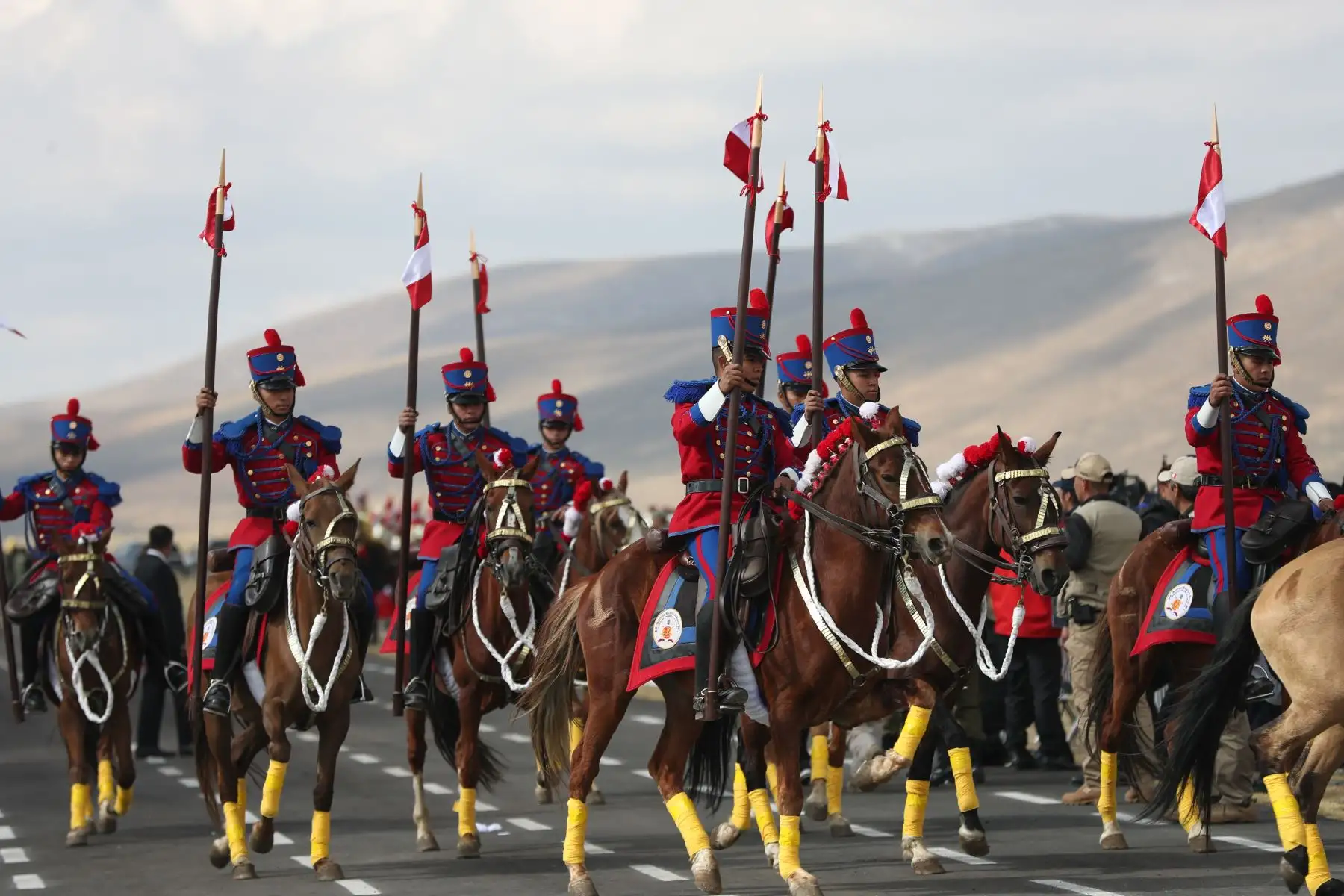 Durante el desfile cívico-militar realizado en el Santuario Histórico de Chacamarca se realizó una escenificación con caballos y vestimentas de época para conmemorar los 199 años de la Batalla de Junín. Foto: ANDINA/Daniel Bracamonte