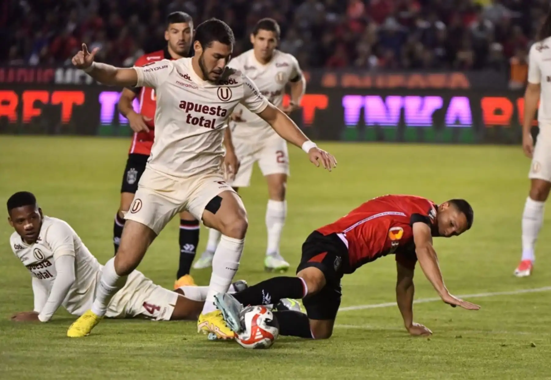 Marco Saravia de Universitario de Deportes disputa el balón ante el jugador de FBC Melgar  por la fecha 7 del Torneo Clausura 2023 en el estadio Monumental UNSA. 
Foto: cortesía Diego Ramos