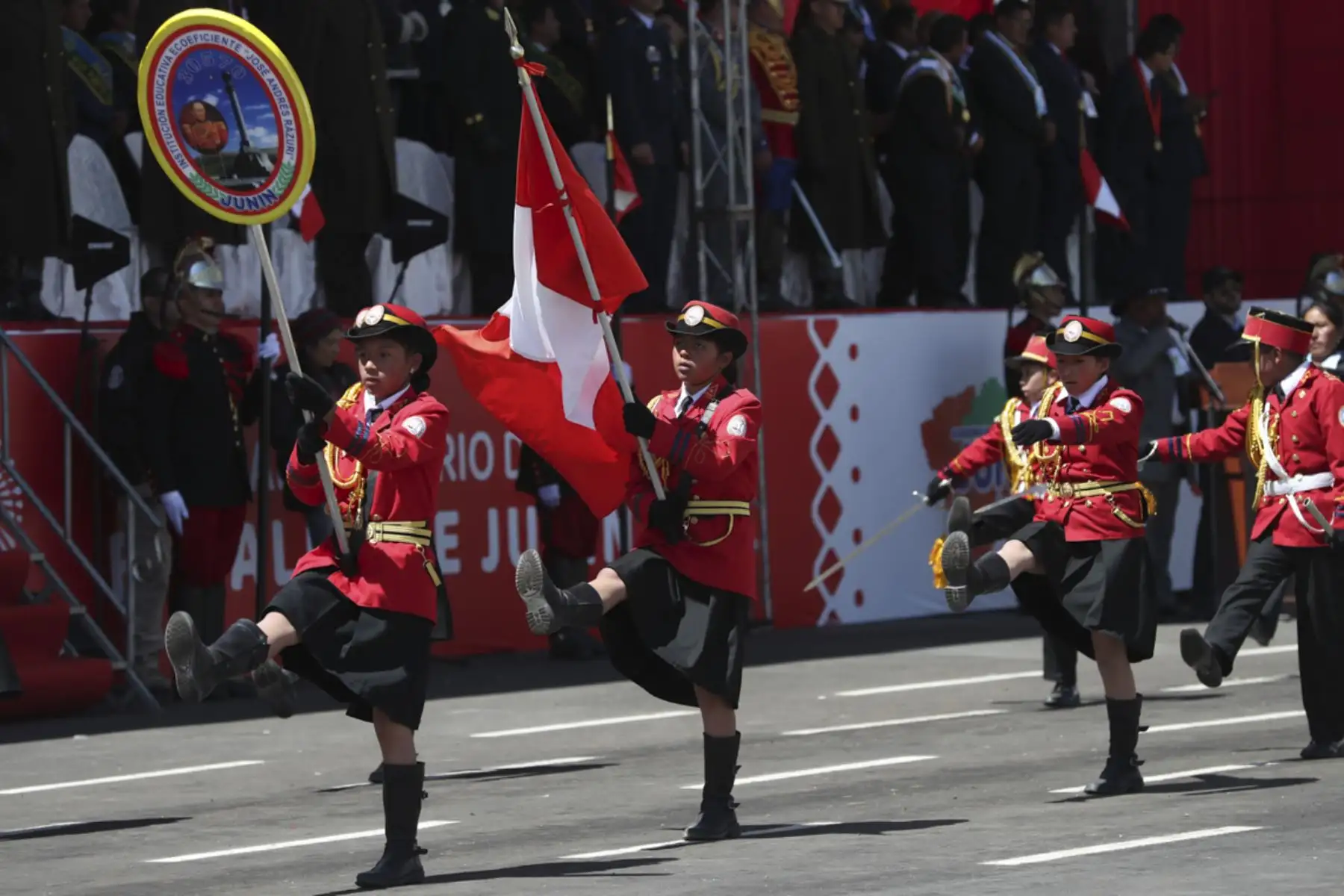 En el desfile cívico-militar realizado en el Santuario Histórico de Chacamarca, como parte de las celebraciones por la conmemoración de los 199 años de la Batalla de Junín, también participaron escolares de colegios emblemáticos de la región Junín. Foto: ANDINA/Daniel Bracamonte